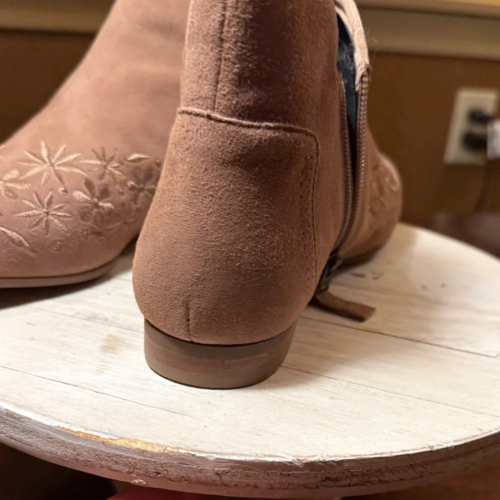 Bernardo Francine  Anthropologie Boho Suede Embroidered  Ankle Boots sz 8